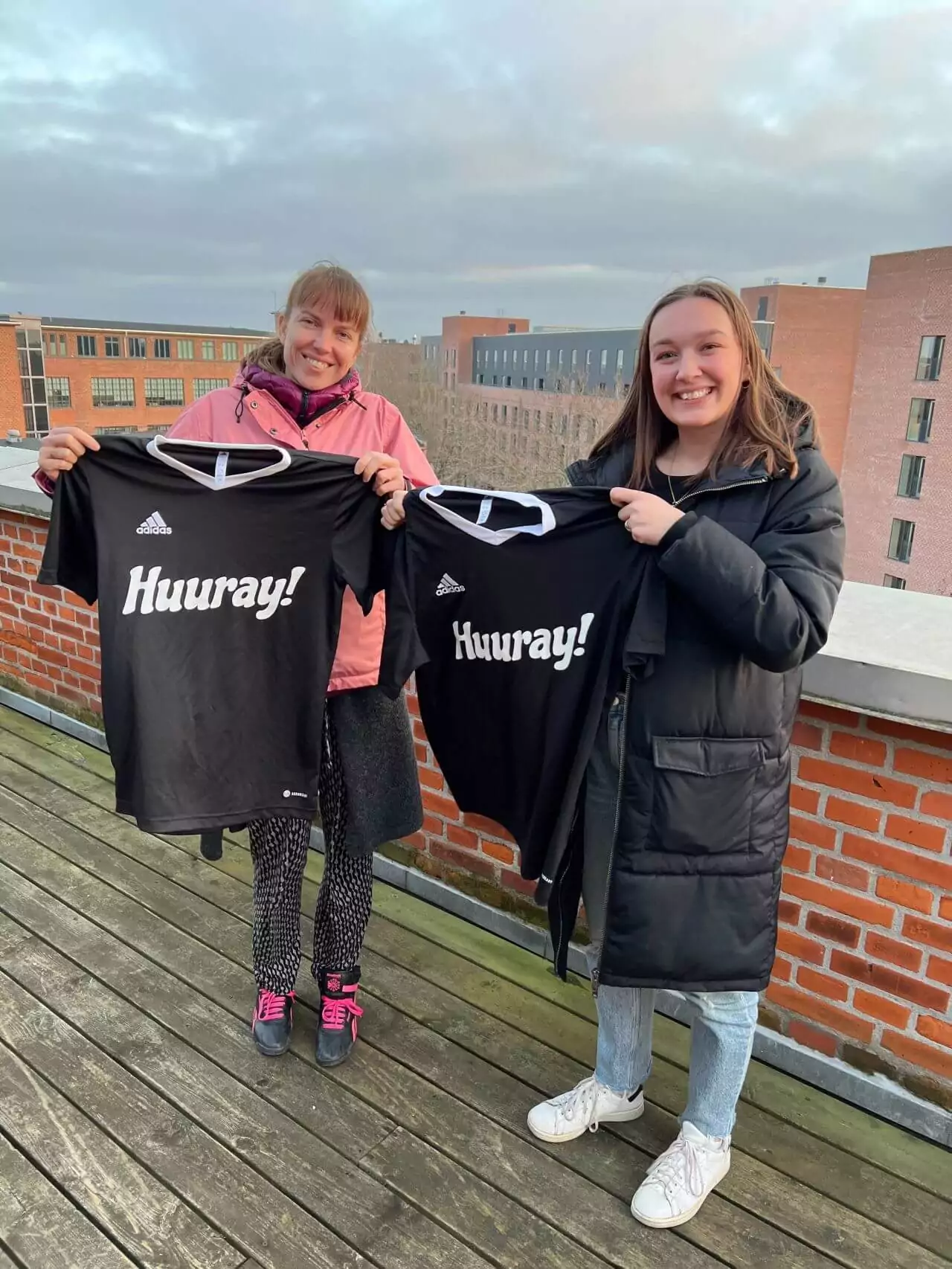 Happy employee receiving a HuurayPay gift card